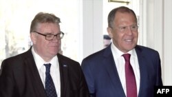 Russian Foreign Minister Sergei Lavrov (right) meets with his Finnish counterpart, Timo Soini, in Porvoo on May 4.