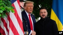 Доналд Трамп (чап) ва Владимир Зеленский (рост). Кохи Сафед, 18-уми августи 2025 