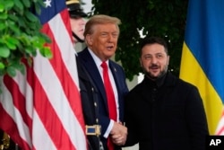 Președintele american Donald Trump îl întâmpină la Casa Albă, pe 18 august 2025, pe președintele ucrainean Volodmir Zelenski.