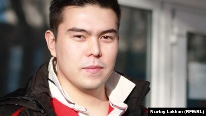 Ол орысша түсініктемелермен жүр Ол орысша түсініктемелермен жүр