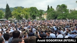 Акция оппозиции, требующей переноса даты выборов, началась в центре Сухуми накануне