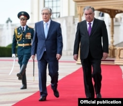 Касым-Жомарт Токаев, президент Казахстана, и Эмомали Рахмон, президент Таджикистана. Душанбе, 19 мая 2021 года