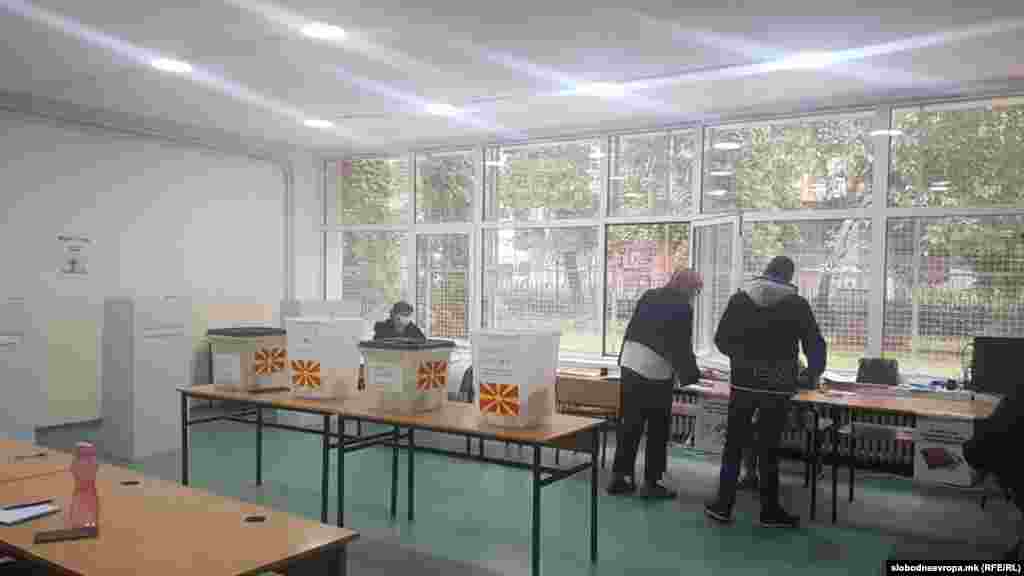 Избирачко место во средното училиште Јосип Броз Тито во Скопје
