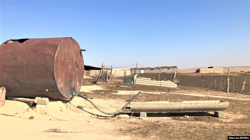 Место для водопоя у опустевших загонов для скота. Туркестанская область, 14 октября 2021 года