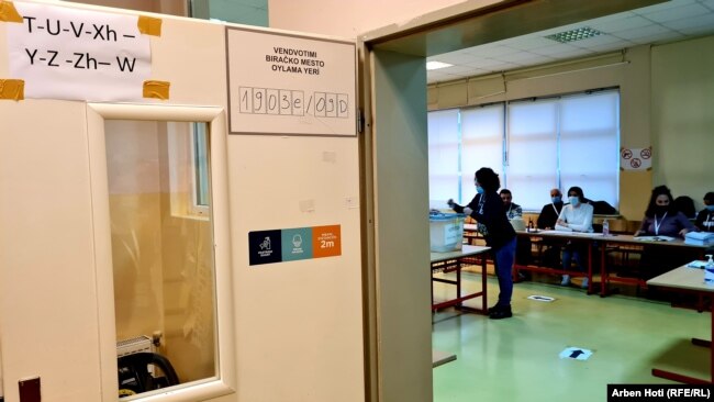 Kërkesë për mbajtje të distancës fizike në një shkollë në Prishtinë.