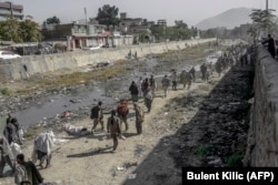 Taliban fighters round up drug addicts in Kabul.