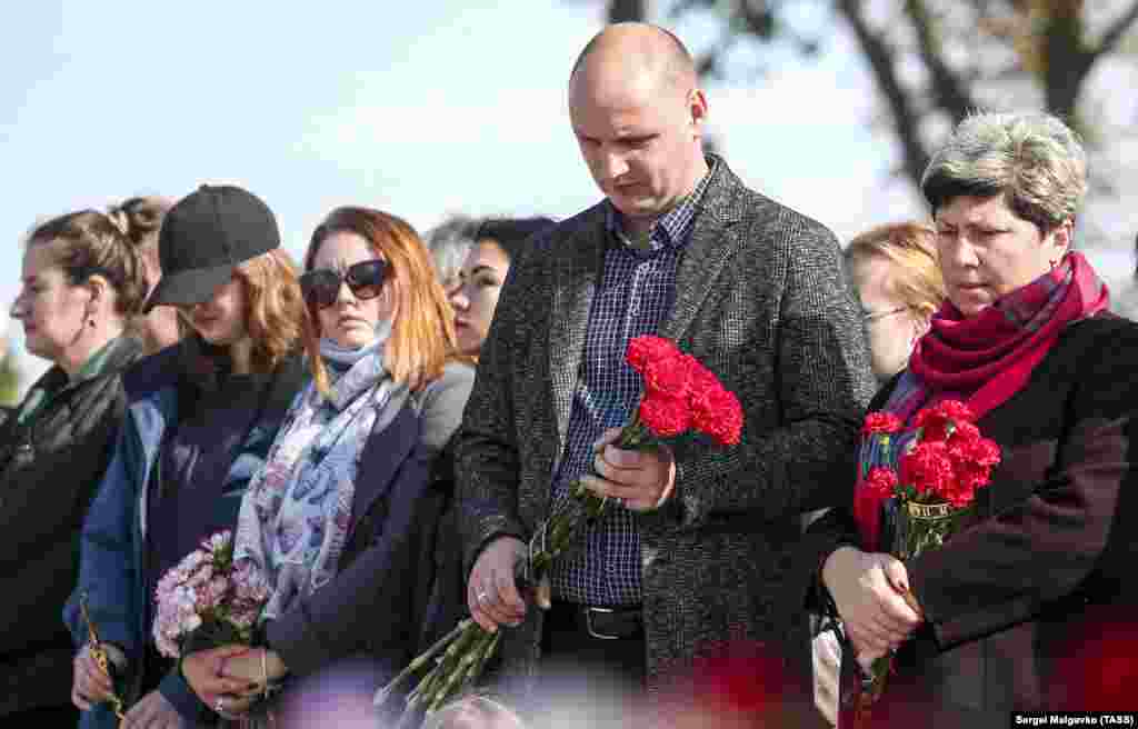 Почтить память погибших пришли студенты и персонал колледжа &ndash; участники трагических событий 2018 года, родственники жертв, горожане и представители российской власти