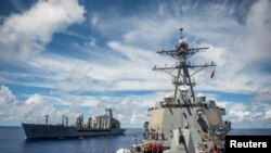 Моряки, приписанные к эсминцу с управляемыми ракетами типа Arleigh Burke USS Chafee и USNS Pecos, покидают Тихий океан 20 сентября 2017 года.
