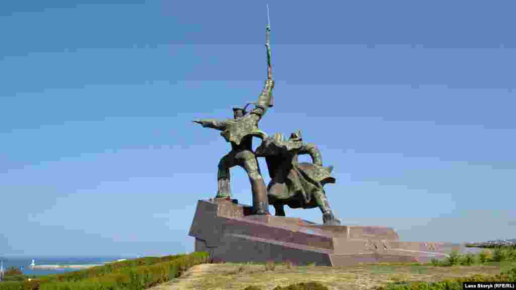 Памятник &laquo;Матрос и Солдат&raquo; долгие годы является одной из архитектурных доминант мыса Хрустальный