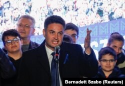 Opoziția s-a unit pentru prima oară după ani de certuri și are un candidat comun, Peter Marki-Zay, care să pună capăt hegemoniei lui Orban, aflat neîntrerupt la putere din 2010, după încă un mandat pe care l-a deținut și între 1998 și 2002.