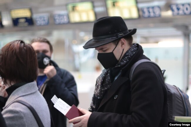 Лев Гяммер прощается с друзьями в аэропорту. Фото Михаил Чимаров/Скат media