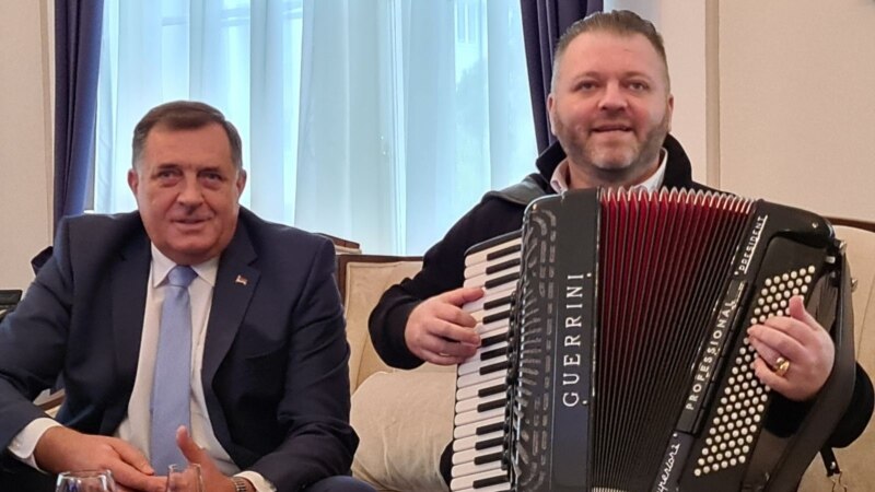 Додик пееше со хармоника во Претседателството на БиХ