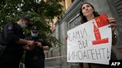 A journalist protests against Russia's controversial 'foreign agent' law near the headquarters of the Federal Security Service (FSB) in Moscow