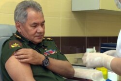 Министр обороны России Сергей Шойгу прививается от коронавируса