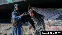 یکی از اعضای گروه طالبان همراه با یک معتاد مواد مخدر