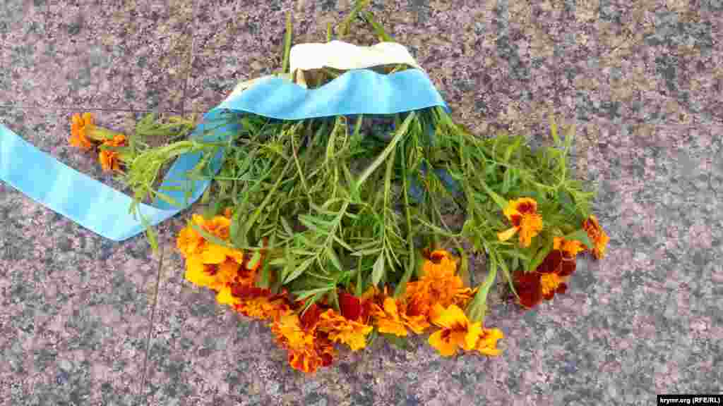 Украинцы возложили цветы в День защитников и защитниц и у памятника Тарасу Шевченко в оккупированном Россией Севастополе, 14 октября 2021 года