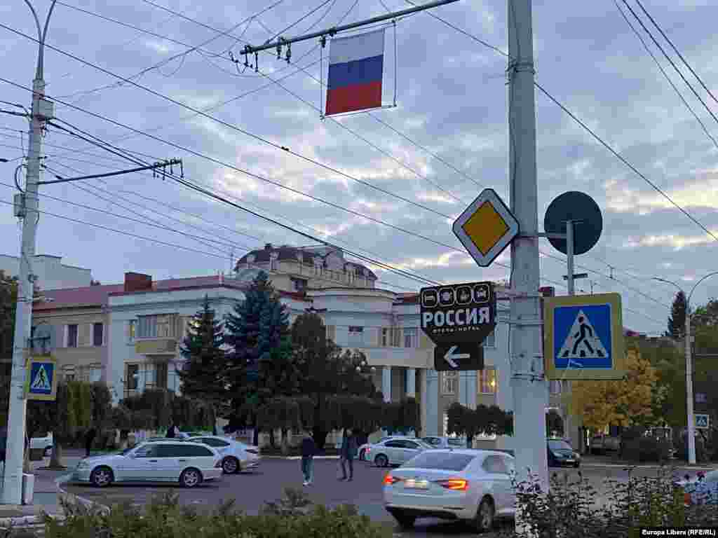 În centrul Tiraspolului, un indicator spre Hotelul Rusia și un steag rusesc.