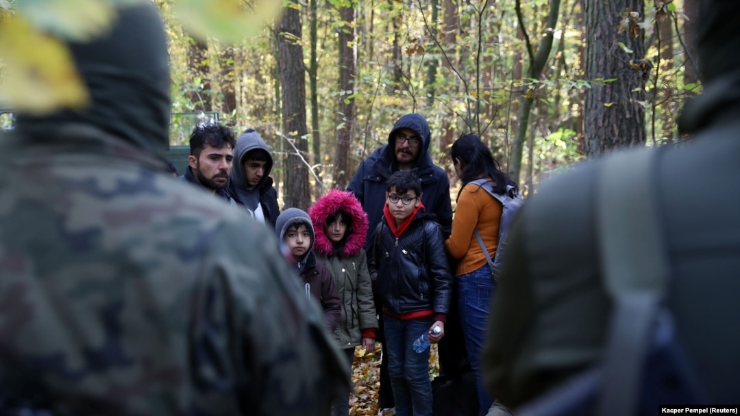 Мигранти на границата меѓу Белорсија и Полска. 