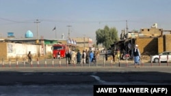 Представители «Талибана» у мечети в Кандагаре, где произошел взрыв