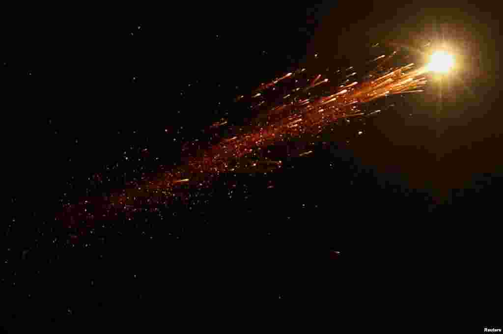 Иранская ракета летит в сторону Израиля на фоне конфликта США и Израиля с Ираном; вид из Иерусалима, 11 марта 2026 года. REUTERS/Jamal Awad 