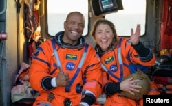 Астронавты Виктор Гловер и Кристина Кук после возвращения на Землю, 10 апреля 2026 года