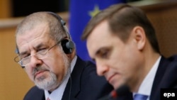 Лидер крымско-татарской общины Рефат Чубаров (слева) и посол Украины в Евросоюзе Константин Елисеев. Брюссель, 24 марта 2015 года.