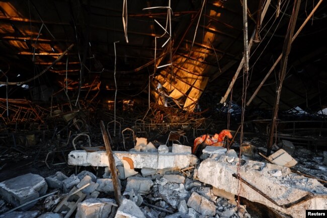Pamje nga objekti i dëmtuar ku ndodhi zjarri gjatë një dasme në Irak, 27 shtator 2023.