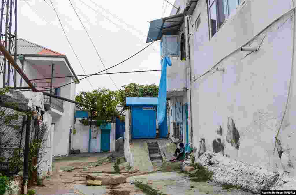 Qəsəbədə yaşayan bəzi sakinlər Bayılı Braziliya məhəllələrinə oxşadırlar. 