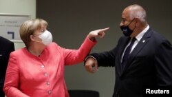 La summitul UE din Bruxelles, Angela Merkel îi arrage atenția lui Boiko Borisov că nu poartă masca în mod regulamentar.