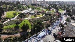 O fotografie din dronă arată protestatarii israelieni în fața parlamentul israelian, la Ierusalim. 1 Aprilie, 2024