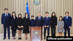 Президент Узбекистана Шавкат Мирзияев явился на избирательный участок с девятью членами своей семьи. Ташкент, 24 октября 2021 года.