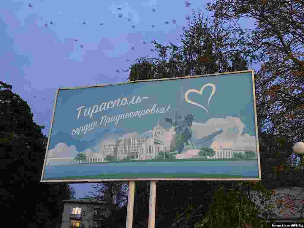 Inscripție pe afiș: &bdquo;Tiraspol - inima Transnistriei&rdquo;.