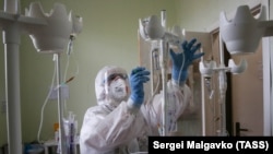 Медицинский сотрудник на обходе пациентов в санатории, переоборудованном в госпиталь для лечения пациентов с коронавирусной инфекцией, Евпатория, 19 октября 2021 года