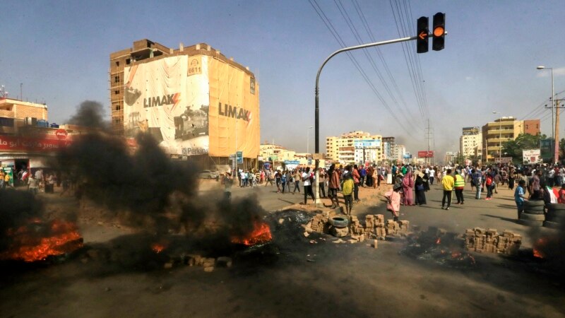 Protesta pas raportimeve për grusht shteti në Sudan