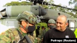آمریکا برای اطلاعات منجر به دستگیری «اُتونیل» (فرد سمت راست) ۵ میلیون دلار جایزه تعیین کرده بود
