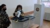Një grua voton në Mitrovicën e Veriut në zgjedhjet lokale të 17 tetorit në Kosovë. 