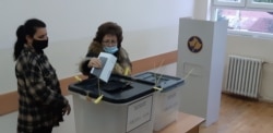 Një grua duke votuar në Mitrovicë të Veriut.