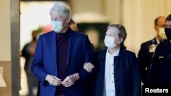 Билл Клинтон и его жена покидают больницу в Ирвайне
