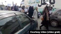 آرشیف، شماری از زنان معترض در یک راهپیایی در کابل