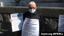 Одиночный пикет 71-летней пенсионерки Екатерины Савушкиной в Севастополе, 14 октября 2021 года 