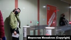 Във ваксинационния пункт на входа на метрото при станция "НДК" също имаше опашка на 21 октомври 2021 г. 