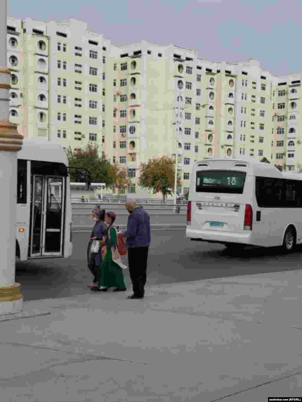 Aşgabat, duralgadaky adamlar.