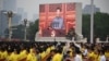 Председатель КНР Си Цзиньпин (на экране) произносит речь на праздновании 100-летия основания Коммунистической партии Китая на площади Тяньаньмэнь в Пекине, 1 июля 2021 года