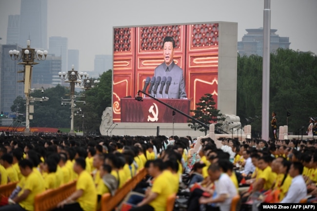 Си Цзиньпин с гигантского телеэкрана на площади Тяньаньмэнь обращается к народу во время парада по случаю 100-летия образования КПК. Пекин, 1 июля 2021 года