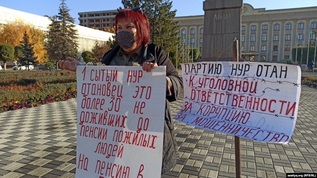 Жительница Уральска Сандугаш Мукамбетжанова проводит одиночный пикет в центре города. 16 октября 2021 года