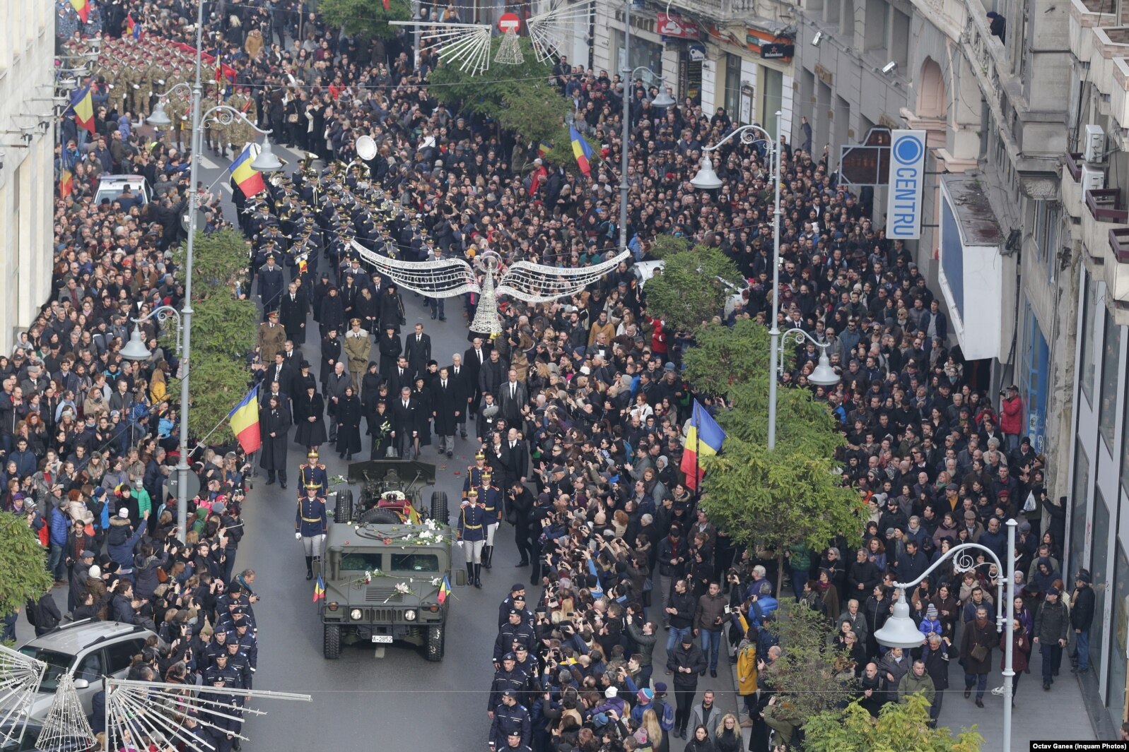 Sicriul este pus pe un afet de tun tras de o mașină militară pe Calea Victoriei