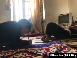 Дети жительницы села Достык Сарагуль Искуловой делают уроки в единственной жилой комнате. Туркестанская область, 5 октября 2021 года