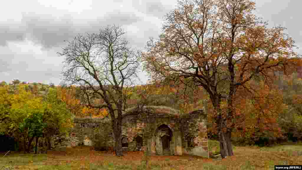 Храм в оточенні старих каштанів