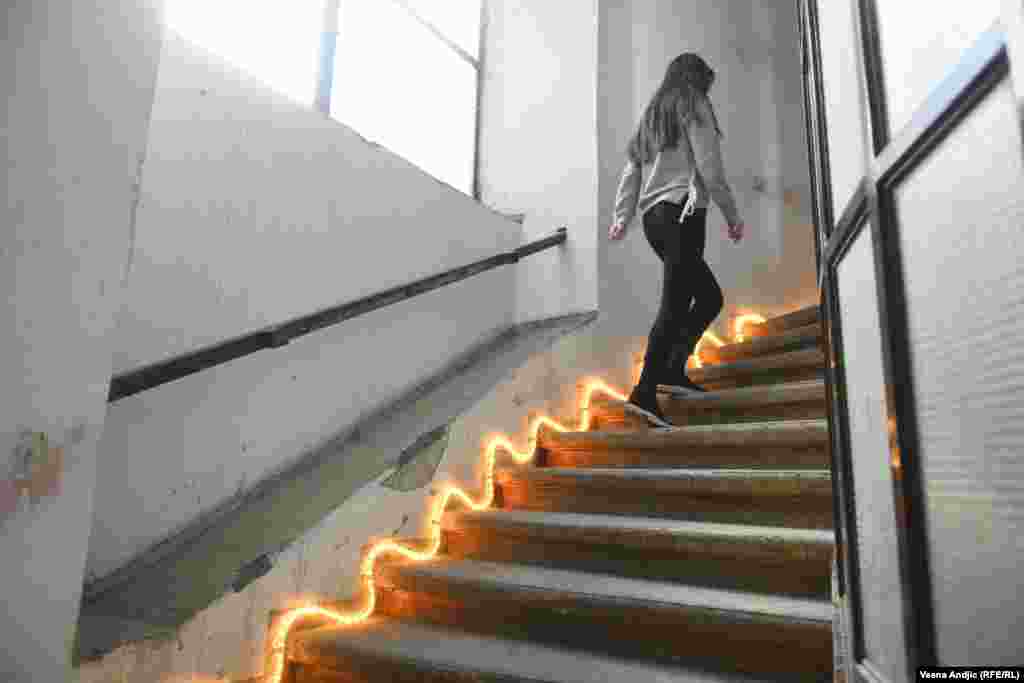 Stepenicama kojima su nekada šetali gosti hotela, sada prolaze posetioci.