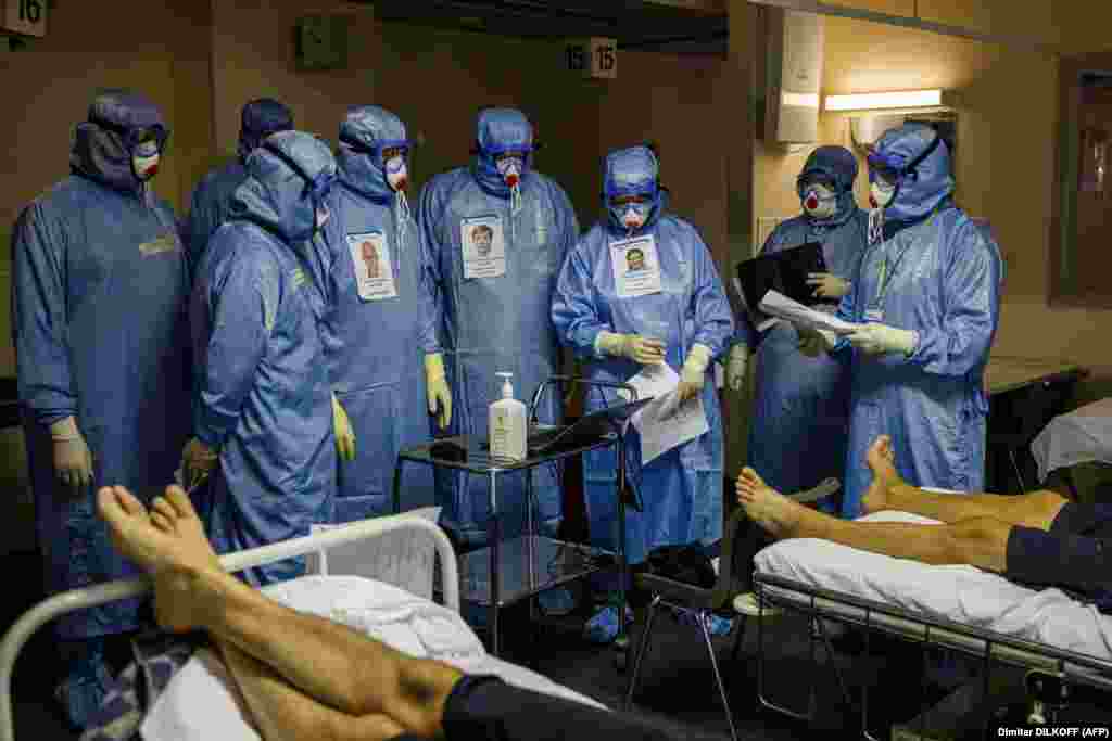 Mjekët me pajisje mbrojtëse duke punuar në njësinë e përkujdesjes intensive për pacientët me COVID-19 në spitalin&nbsp;Sklifosovsky, në Moskë, Rusi. (20 tetor)